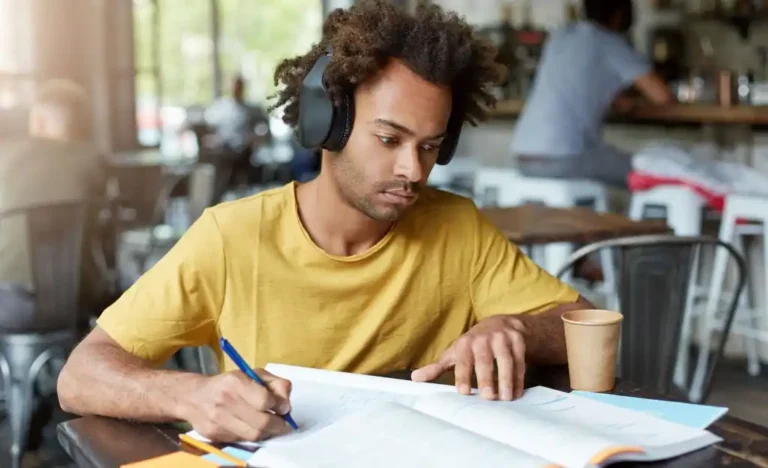 Estudar Ouvindo Música Ajuda ou Atrapalha? Entenda os Efeitos no Cérebro e na Aprendizagem