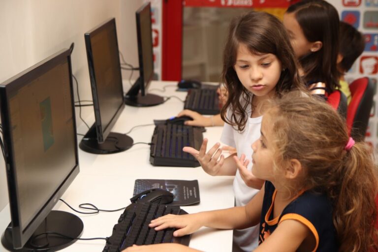 O Papel da Escola na Inclusão Digital: Caminhos para Reduzir a Desigualdade no Acesso à Tecnologia